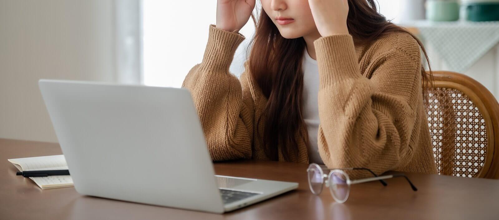 A young woman sits at a table while looking at her laptop. Do you feel Therapy for Teens in MA can help your teens with OCD in Arlington, MA? A teen therapist can tell you if it is the right fit today!